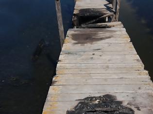 Φωτογραφία για Έβαλαν φωτιά στην ξύλινη πεζογέφυρα στην ΠΕΡΑΤΙΑ - [ΦΩΤΟ]