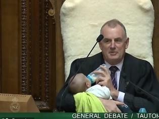 Φωτογραφία για Ο πρόεδρος της Βουλής της Νέας Ζηλανδίας τάισε μωρό στο κοινοβούλιο
