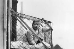 ΒΙΝΤΕΟ.«Κλουβιά για μωρά»: Η τρομακτική ιστορία και πώς τα χρησιμοποιούσαν