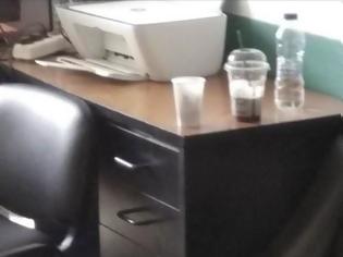 Φωτογραφία για Φωτογράφισε ποτήρια με αποτσίγαρα σε γραφείο γιατρών του “Γεννηματάς”