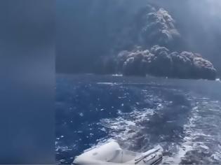 Φωτογραφία για Συγκλονιστικό βίντεο από την έκρηξη του Στρόμπολι: Σκάφος προσπαθεί να ξεφύγει από την τέφρα