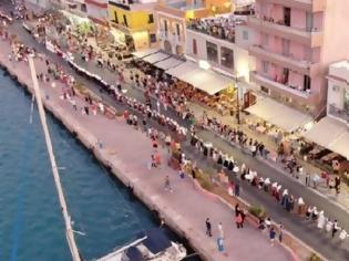 Φωτογραφία για Βίντεο: Ανθρώπινη «αλυσίδα» με πάνω από 350 χορευτές «αγκάλιασε» το λιμάνι της Χίου