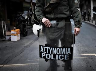 Φωτογραφία για Καταγγελία για ομοφοβική επίθεση από άντρες των ΜΑΤ στο κέντρο της Αθήνας - «Δεχτήκαμε κουτουλιά και τρικλοποδιά»