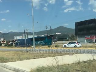 Φωτογραφία για Αθηνών-Λαμίας: Στον δρόμο 15 κρατούμενοι μετά από βλάβη λεωφορείου της ΕΛ.ΑΣ.