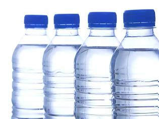 Φωτογραφία για Έρευνα: Γιατί οι ειδικοί συνιστούν να μην ξαναγεμίζουμε τα πλαστικά μπουκάλια του νερού. Ποιες είναι οι συνέπειες και γιατί οι γυναίκες κινδυνεύουν περισσότερο