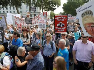 Φωτογραφία για Στους δρόμους χιλιάδες Βρετανοί κατά του «πραξικοπήματος» του Τζόνσον
