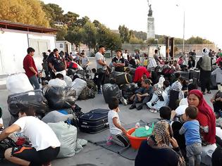 Φωτογραφία για Λέσβος: Ξεκίνησε η επιχείρηση μετακίνησης 1500 μεταναστών προς Θεσσαλονίκη..