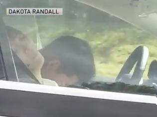 Φωτογραφία για ΗΠΑ: Οδηγός Tesla κοιμόταν ενώ έτρεχε με 100 χλμ/ώρα