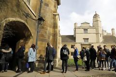 Βρετανία: Μέχρι και δυο χρόνια θα μπορούν να μείνουν στη χώρα οι ξένοι φοιτητές μετά την αποφοίτησή τους