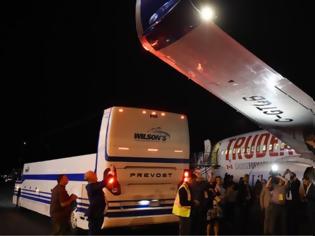 Φωτογραφία για Το αεροπλάνο του Τζάστιν Τριντό συγκρούστηκε με το λεωφορείο των δημοσιογράφων!