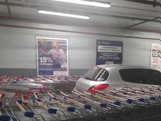 Φωτογραφία για Υπάλληλοι σούπερ μάρκετ μπλόκαραν με καρότσια αυτοκίνητο που είχε παρκάρει λάθος