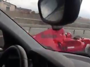 Φωτογραφία για Βγήκε με μονοθέσιο της F1 στον αυτοκινητόδρομο και έκανε προσπεράσεις, τον ψάχνει η αστυνομία