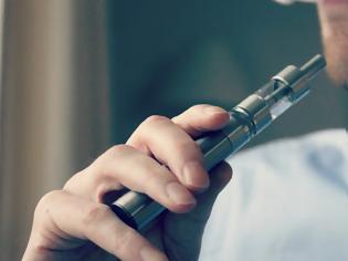 Φωτογραφία για Νεαρός ατμιστής κατέθεσε αγωγή στην εταιρία που παρασκευάζει τα ηλεκτρονικά τσιγάρα