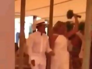 Φωτογραφία για Ο Μανουέλ Βαλς παντρεύτηκε με ψάθινο καπέλο και χορεύει το «Vollare»
