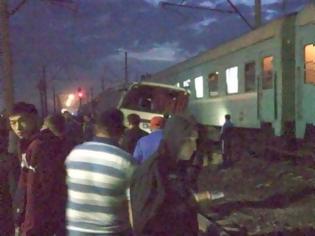 Φωτογραφία για Καζακστάν: Τρένο παρέσυρε λεωφορείο και αυτοκίνητα - Σοκαριστικό βίντεο