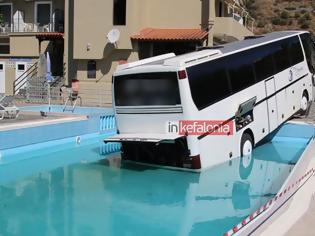 Φωτογραφία για Κεφαλονιά: Λεωφορείο έπεσε σε… πισίνα ξενοδοχείου!