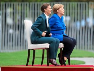 Φωτογραφία για Γερμανία: Το αίνιγμα της... καρέκλας «στοιχειώνει» τη Μέρκελ
