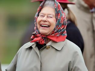 Φωτογραφία για H Ελισάβετ τρόλαρε μερικούς τουρίστες που τη ρώτησαν αν έχει δει τη βασίλισσα της Αγγλίας