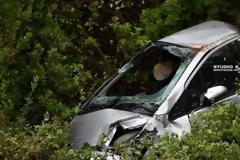 «Βουτιά θανάτου» για οδηγό που έπεσε με το αυτοκίνητό του σε γκρεμό