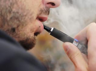 Φωτογραφία για Νέα έρευνα: το υγρό των ηλεκτρονικών τσιγάρων, προκαλεί βλάβη στους πνεύμονες των ατμιστών