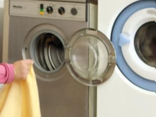 Φωτογραφία για Το πλύσιμο των ρούχων στα «ευαίσθητα» απελευθερώνει πολύ περισσότερες μικροΐνες πλαστικού