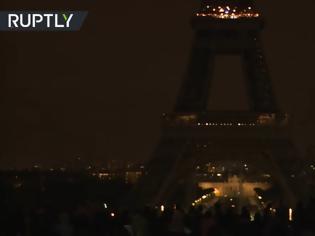 Φωτογραφία για Γαλλία: «Έσβησε» ο Πύργος του Άιφελ για να τιμήσει τον Ζακ Σιράκ