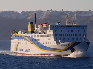Φωτογραφία για Το πλοίο «Πρέβελης» προσέκρουσε στο λιμάνι Σητείας - Ταλαιπωρία για τους επιβάτες