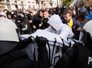 Φωτογραφία για Πολωνία: Συμπλοκές αστυνομίας και ακροδεξιών που προσπάθησαν να εμποδίσουν το Gay Pride