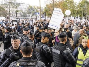 Φωτογραφία για Γαλλία: Πορεία «οργής» αστυνομικών για τις 52 αυτοκτονίες συναδέλφων τους