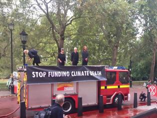 Φωτογραφία για Βρετανία: Ακτιβιστές εκτόξευσαν κόκκινη μπογιά με μάνικα στο υπουργείο Οικονομικών
