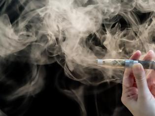 Φωτογραφία για Ηλεκτρονικό τσιγάρο: Βλάβες που προκαλούνται από... τοξικά αέρια στους πνεύμονες των ατμιστών