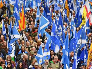 Φωτογραφία για Στους δρόμους χιλιάδες Σκωτσέζοι, διαδηλώνουν υπέρ της ανεξαρτησίας τους