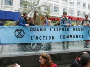 Φωτογραφία για Γαλλία: Μέλη της Extinction Rebellion απέκλεισαν ένα εμπορικό κέντρο στο Παρίσι