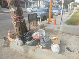 Φωτογραφία για Ασυνείδητοι πετάνε σκουπίδια σε σταυροδρόμι σε δημόσια θέα - εικόνες