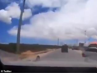 Φωτογραφία για Βίντεο-σοκ: Στρατιωτικό όχημα με Ιταλούς γίνεται στόχος αυτοκινήτου παγιδευμένου με εκρηκτικά