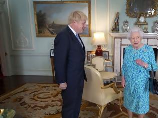 Φωτογραφία για «Διώξε με, αν τολμάς»: Ο Μπόρις Τζόνσον αποφασισμένος να προκαλέσει την βασίλισσα Ελισάβετ