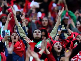 Φωτογραφία για Οι γυναίκες του Ιράν μπαίνουν στα γήπεδα