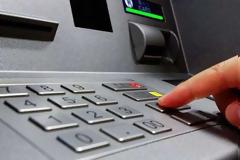 Νέες χρεώσεις από τις τράπεζες: Θα πληρώνουμε έκδοση PIN, ερώτηση υπολοίπου και ανανέωση κάρτας