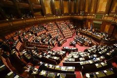 Ιταλία: Ενθουσιασμός, αλλά και φωνές, από την απόφαση για μείωση στον αριθμό βουλευτών