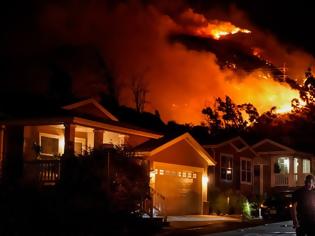 Φωτογραφία για Εικόνες αποκάλυψης στο Λος Άντζελες: Tεράστια πυρκαγιά καίει σπίτια