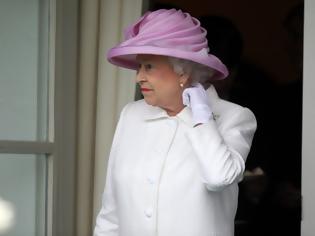 Φωτογραφία για Aυτός είναι ο λόγος που η βασίλισσα Ελισάβετ φοράει πάντοτε γάντια