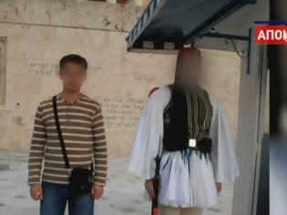 Φωτογραφία για Ντοκουμέντο: Τρομοκράτης του «ισλαμικού κράτους» ποζάρει στο μνημείο του Άγνωστου Στρατιώτη (φώτο)