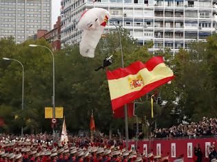Φωτογραφία για Αλεξιπτωτιστής πέφτει πάνω σε κολόνα μπροστά στον Βασιλιά της Ισπανία κατά την διάρκεια παρέλασης (pics)