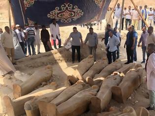 Φωτογραφία για Αίγυπτος: Αρχαιολόγοι ανακάλυψαν τάφο με 20 άθικτες σαρκοφάγους