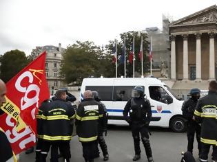 Φωτογραφία για Γαλλία: Αστυνομικοί έριξαν δακρυγόνα σε πυροσβέστες που διαδήλωναν στο Παρίσι