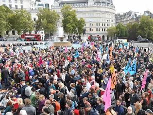 Φωτογραφία για Λονδίνο: Διαδηλωτές κατά των κλιματικών αλλαγών διέκοψαν τη συγκοινωνία