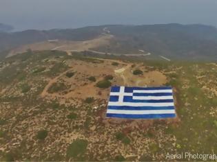 Φωτογραφία για Οινούσσες: Κάτοικοι απαντούν στις τουρκικές προκλήσεις με μια τεράστια ελληνική σημαία
