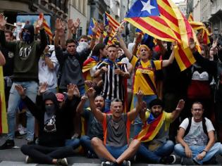 Φωτογραφία για Παραλύει η Βαρκελώνη: Γενική απεργία, χιλιάδες διαδηλωτές στους δρόμους, κλειστά μνημεία