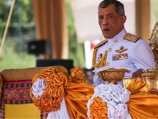 Φωτογραφία για Ταϊλάνδη: Ο βασιλιάς απέλυσε έξι ανώτατους αξιωματούχους μετά την «αποκαθήλωση» της ερωμένης του