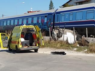 Φωτογραφία για Τρίκαλα: Τρένο συνέτριψε αυτοκίνητο